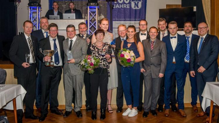Alle Geehrten mit dem 2. Vorsitzenden Frank Schlarmann (Zweiter von links) und dem 1. Vorsitzenden Andreas Menke (rechts).