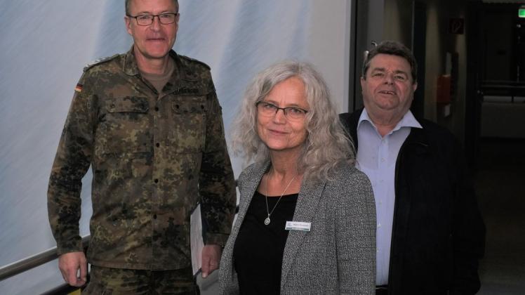 Kommandeur Oberst Thomas Berger (von links), Diplompädagogin Hanne Traulsen vom Wendepunkt und Rolf Heidenberger, Initiator von „Appen musiziert“.