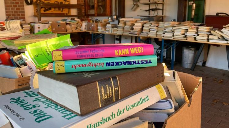 Unter dem Carport am Bürgerhaus in Crivitz stapeln sich die Bücher. Die ausgeräumten Exemplare können einfach mit nach Hause genommen werden.