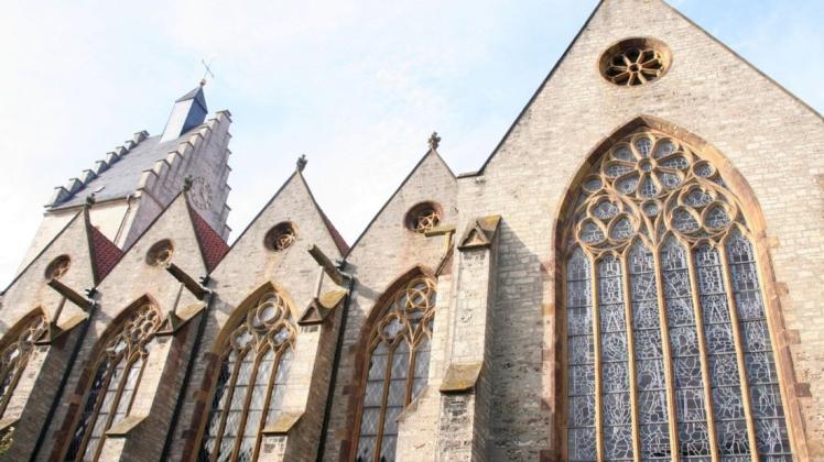 Der Kirchturm der St. Marien-Kirche in Bad Laer wird am „Red Wednesday“ rot angestrahlt. (Archivfoto)