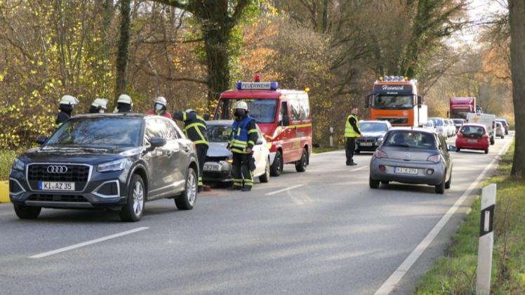 Lange Rückstaus verursachte dieser Verkehrsunfall am Montagmittag auf der B76 zwischen Preetz und Schwentinental.