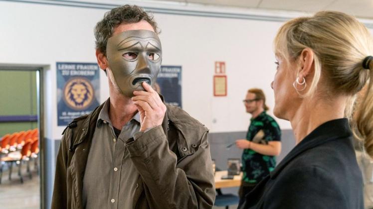 Maske auf: Peter Faber (Jörg Hartmann, links) und Martina Bönisch (Anna Schudt, rechts) nehmen inkognito an einem Seminar teil, das der Zahnarzt Pick-up-Artist Dr. Johannes Oberländer hält. Maske auf: Peter Faber (Jörg Hartmann, links) und Martina Bönisch (Anna Schudt, rechts) nehmen inkognito an einem Seminar teil, das der Zahnarzt Pick-up-Artist Dr. Johannes Oberländer hält.
