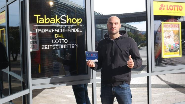 Geschäftsführer des Kiosks Tabakette Vitali Kogan versorgt seine Kunden seit Neuestem auch gern mit ÖPNV-Tickets