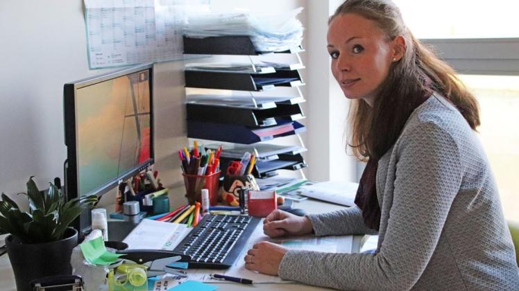 Stefanie Buß an ihrem neuen Arbeitsplatz, dem Büro der DRK-Kita "Die kleinen Sandhasen" Warin. Auch vom Bürostuhl aus könne man für und im Sinne der Kinder arbeiten, ist sie überzeugt.
