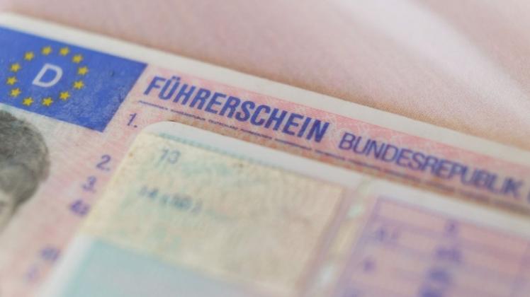 Das Grenzüberschreitenden Polizeiteam hat am Samstagvormittag in Weener bei einem 22-jährigen Autofahrer einen gefälschten Führerschein festgestellt.