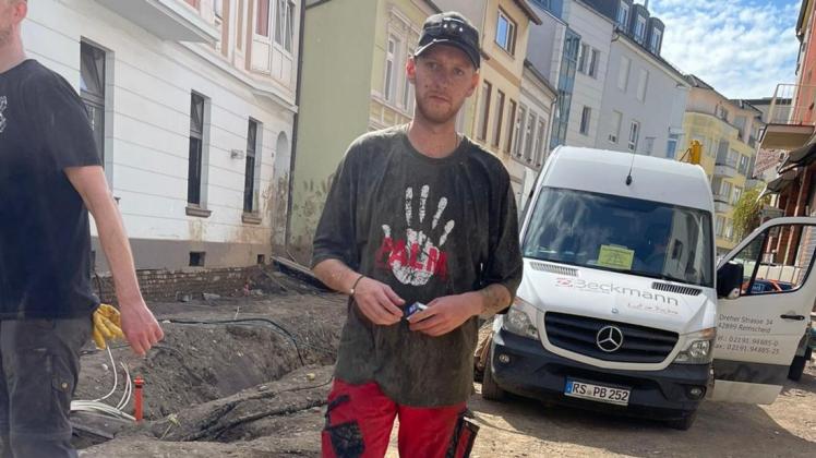 Der Meppener Ken Twilfer bei seinem Hilfseinsatz im Ahrtal im August. Jetzt hilft er Bäckermeister Gregor Degen.