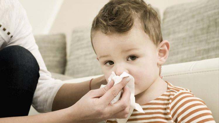 Auch in Nordfriesland infizieren sich Kinder in Kitas und Schulen.

Mother Cleaning Nose of Boy Close up mit_2003_00155