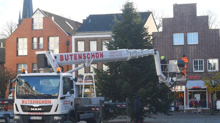 Die große Tanne auf dem Marktplatz wurde am Montag, 22. November, von Mitarbeitern des Bauhofs Bad Oldesloe geschmückt. Auch auf der Hude wurde ein Weihnachtsbaum durch die Stadt aufgestellt.