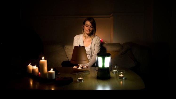 Will man während eines Stromausfalls nicht im Dunkeln sitzen, sollte man daheim immer einen Grundvorrat an Kerzen und Teelichtern haben.