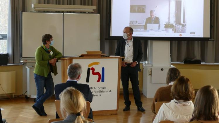Petra Stadtländer und Uwe Schmitz bei der Veranstaltung in der Berufsschule. Staatssekretär Torsten Geerdts ist digital zugeschaltet.