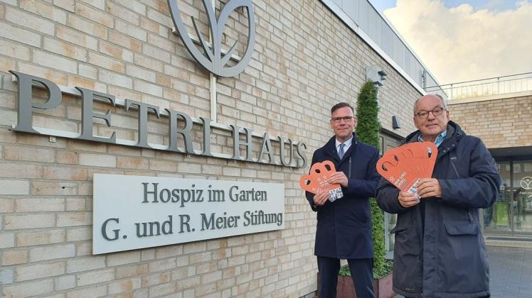 Enno Körtke (l.) und Jörg Rüping vom Freundeskreis Hospizdienst (hier vor dem Petri-Haus) hoffen, unter anderem mit Türklinken-Flyern viele neuen Mitglieder gewinnen zu können.
