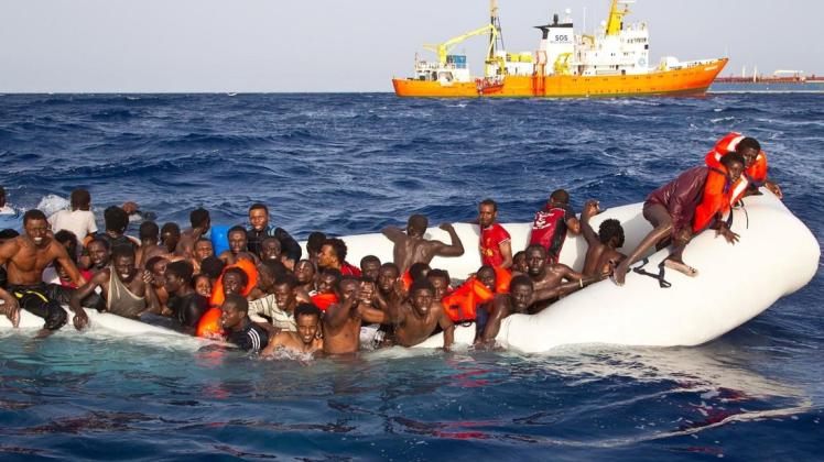 Über Seenotrettung diskutierte die evangelische Kirche mit MdB Matthias Middelberg. Das Foto zeigt ein überfülltes Flüchtlingsboot kurz vor der Rettung durch die Organisation SOS Mediterranee.