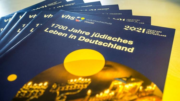 Die Broschüre, in der die zwölf Veranstaltungen der VHS-Reihe „1700 Jahre  jüdisches Leben in Deutschland“ zusammengefasst sind, liegt überall in Wedel aus.
