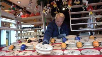 Die Beschicker bereiten sich auf die Besucher vor. Doch diese blicken mit gemischten Gefühlen auf den Weihnachtsmarkt in Lingen.