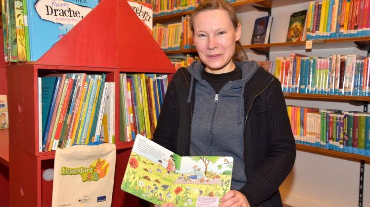 Bücherei-Leiterin Berit Laufer hat noch einige Lesepakete an junge Kinder abzugeben.