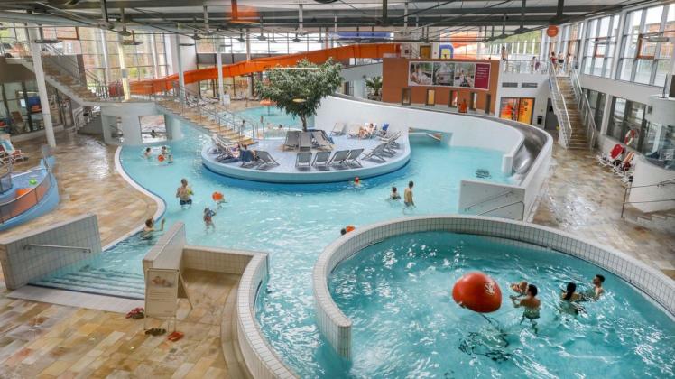 Die Schwimmbäder in Osnabrück (hier das Nettebad) bleiben für Geimpfte und Genesene geöffnet. Das Moskaubad bleibt für den Publikumsverkehr aufgrund der neuen Regel allerdings geschlossen. (Archivfoto)