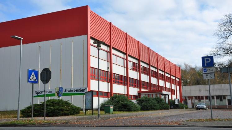 Ein Halle, viele Funktionen. Ludwigslusts Bürgermeister Reinhard Mach würde das Bauwerk noch ein paar Jahrzehnte erhalten wollen.