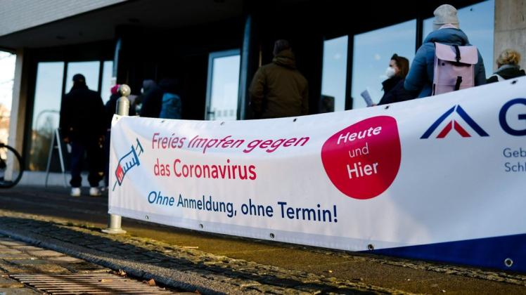 Ein Banner mit der Aufschrift «Freies Impfen gegen das Coronavirus - Ohne Anmeldung, ohne Termin» hängt vor dem Eingang eines Gebäudes in der Kieler Innenstadt. Ab Donnerstag geht die Impfkampagne des Landes weiter.