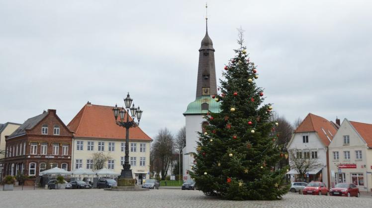 Der Weihnachtsbaum auf dem Marktplatz ist bereits geschmückt.