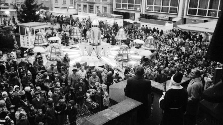 Oberbürgermeister Ernst Weber eröffnet von der Rathaustreppe aus den Weihnachtsmarkt 1975. (Archivfoto)