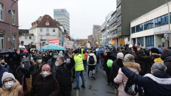 Gruß an sich selbst: Nahe des Berliner Platzes haben die Teilnehmer der Demo gegen die Corona-Maßnahmen gewendet.