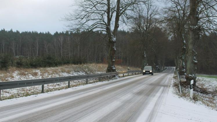 Auf Landes- und Bundesstraßen streuen wie gehabt die Straßenmeistereien, für die kommunalen Straßen in Warin sowie in den Gemeinden Bibow und Jesendorf wurden jetzt kurzfristig Lösungen gefunden.