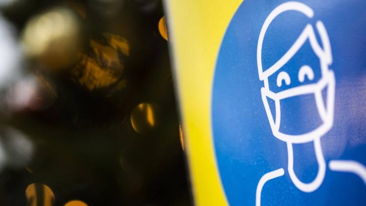 Eine Maske tragen muss zum Coronaschutz ab sofort, wer in der Nordhorner Innenstadt unterwegs ist. Dabei ist es egal, ob er zum Weihnachtsmarkt will oder in ein Geschäft.