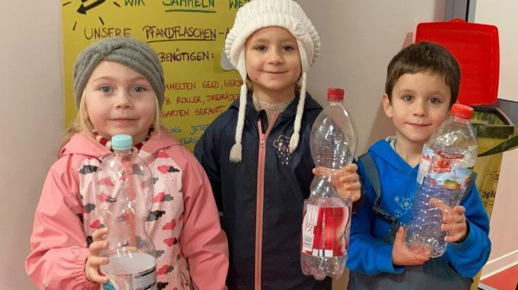 Die Kindergartenkinder Nina, Georgia und Maximilian wissen genau, wo sie ihre Pfandflaschen abgeben können.  Mit der Sammel-Aktion möchte die Kita Uns Lütten neue Rollen und Dreiräder finanzieren.