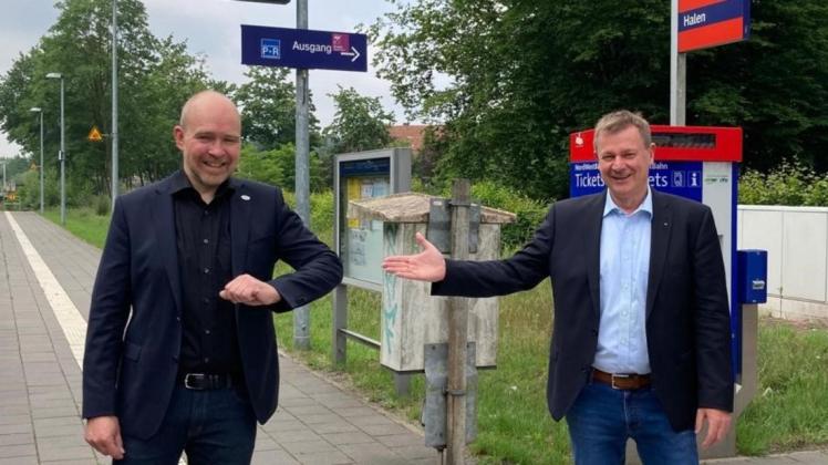 Setzen sich für den Halbstundentakt der Nordwestbahn in Halen ein: Christian Thiess (links), stellvertretender Vorsitzender der Lotter CDU und Europaabgeordneter Markus Pieper (CDU).