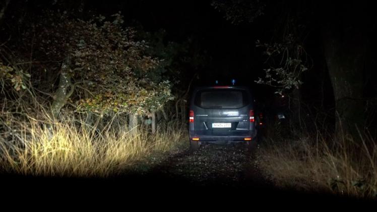 In einem Waldgebiet zwischen Ueffeln und Neuenkirchen suchte die Polizei vor rund zwei Wochen  nach einem geflohenen Straftäter. Von dem Emsländer fehlt bislang jede Spur