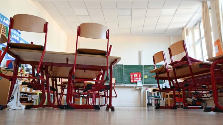 Stühle in einem leeren Klassenzimmer auf den Tischen abgestellt: Die Klasse 6c im Recknitz-Campus Laage ist zurzeit in Quarantäne.