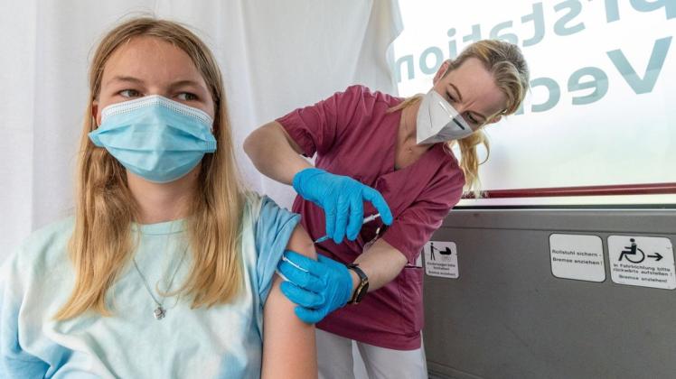 Eine junge Frau bekommt vom mobilen Team des Impfzentrums im Landkreis Vechta eine Corona-Schutzimpfung (Archivbild).