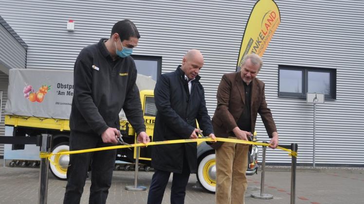 Der feierliche Schnitt durch das gelbe Band wurde vorgenommen durch Filialleiter Felix Griesert (l.), Chris von Wrycz-Rekowski (SPD) und Getränkeland-Chef Axel Heidebrecht.