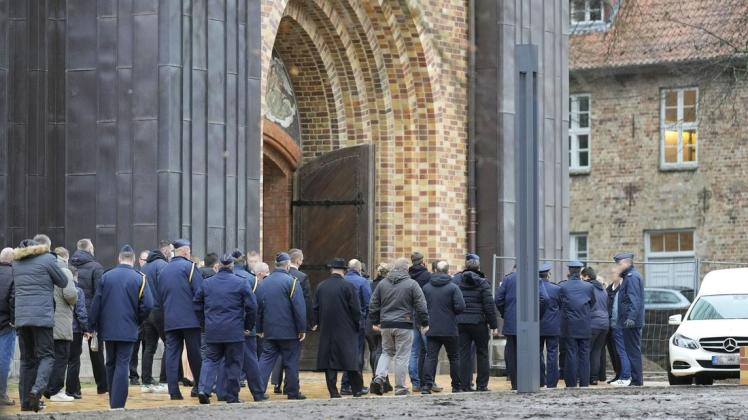 Hunderte Trauergäste nahmen im Schleswiger St. Petri-Dom Abschied von der 17-jährigen Schülerin.