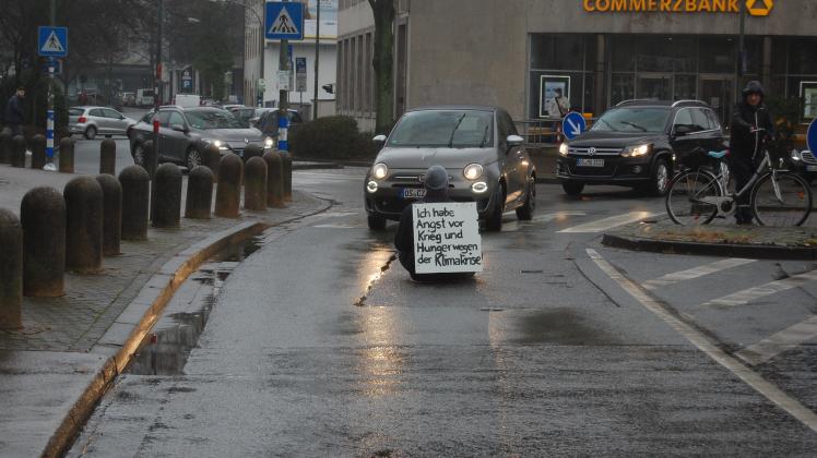 Aktivist „Emil” blockierte am Samstagnachmittag die Straße vor dem Haarmannsbrunnen, um vor den Folgen des Klimawandels zu warnen.