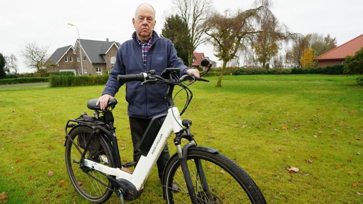 Richard Deja aus Hilkenbrook mit seinem Fahrrad, mit dem er seit 2018 schon mehr als 100.000 Kilometer absolviert hat.