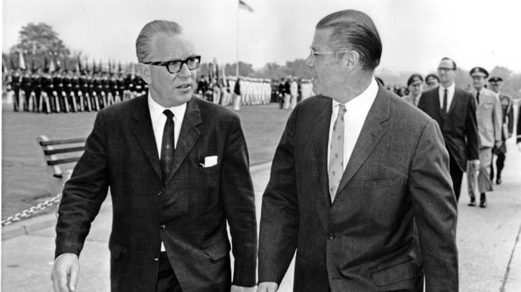 Unterwegs in Washington: Kai-Uwe von Hassel 1966 mit US-Verteidigungsminister Robert McNamara (rechts).