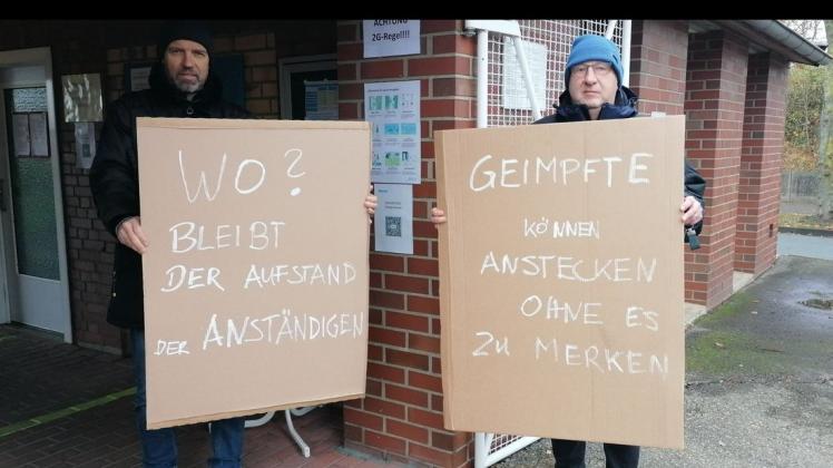 Uwe Alschner (links) und Siegfried Ober-Gretenkämper protestierten am Mittwoch vor dem Bohmter Freibad.