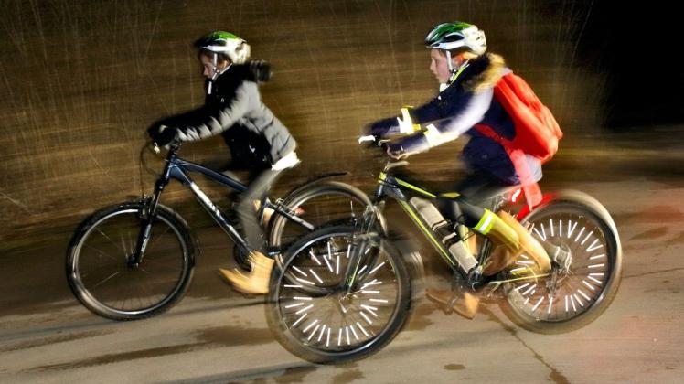 Reflektierende Kleidung trägt viel zur Sicherheit von kleinen Radfahrern in der dunklen Jahreszeit bei.