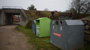 Aktueller Containerstandort in Bibow im Tunnelweg. Mehrheit der Gemeindevertreter sprach sich dagegen aus und verlangt Rückführung nach Neuhof.