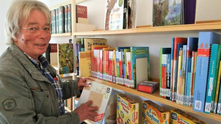 Mehr als 60 Leselernhelfer wie Karl-Heinrich Hengevoß unterstützen in Lingen leseschwächere Grundschulkinder. Jetzt müssen sie ihre Arbeit coronabedingt wieder einstellen.