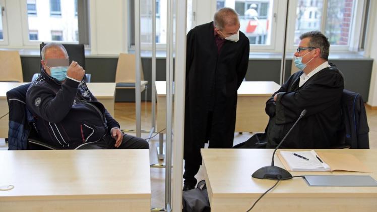 Seit Donnerstag muss sich der 44-jährige Rostocker Tahsin T. (l.) vor dem Landgericht verantworten.