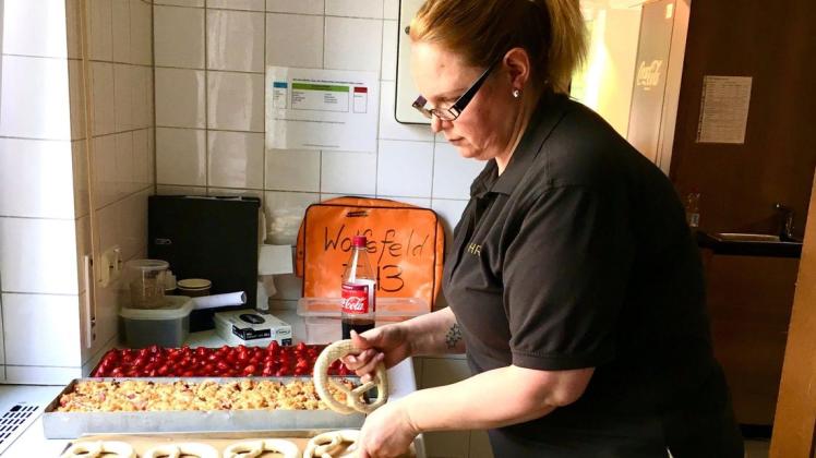Die Arbeit in der Bäckerei ist anstrengender geworden, sagt Filialleiterin Sonja. Sie muss nicht nur verkaufen, sondern auch die Kaffeemaschine bedienen, Ware präsentieren und Snacks für das Café vorbereiten.