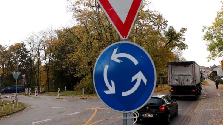 Ein Kreisverkehr wurde einem Radfahrer und einem Autofahrer in Parchim zum Verhängnis. (Symbolbild)
