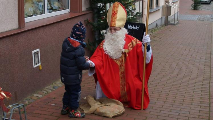 Dieses Bild entstand 2020. Der Nikolaus verteilt Süßigkeiten in Sternberg. So wie im vergangenen Jahr ist zumindest das auch wieder als Ersatz für den abgesagten Markt am 4. November geplant.