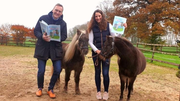 Florian Isensee vom gleichnamigen Verlag und Verena Paul-Buß freuen sich über das Erscheinen des Kinderbuches "Anna und die Ponys".