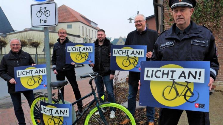 Signalfarbe Gelb: Klaus-Dieter Gebauer von der Fahrradwerkstatt,Tim Detering, Dennis Schulz (ebenfalls Fahrradwerkstatt), Ansgar Brockmann und Harald Kolhosser (von links) stellten die Aktion "Licht an!" vor.