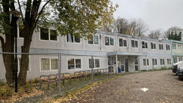 In dem Containerbau der Fachbibliothek für Sprach- und Literaturwissenschaften in der Schwaanschen Straße im Rostocker Stadtzentrum eröffnet ab Montag ein weiterer Impfstützpunkt.