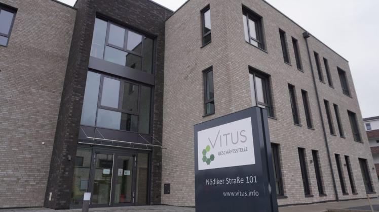 Blick auf den Haupteingang zur neuen Geschäftsstelle (Hauptverwaltung) des Vitus-Werk an der Nödiker Straße 101 in Meppen.