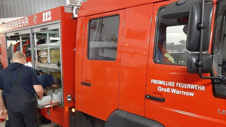 Kameraden der Freiwilligen Feuerwehr Groß Warnow pflegen hier ihr 20 Jahre altes Tragkraftspritzenfahrzeug mit Wasser (TSF-W).